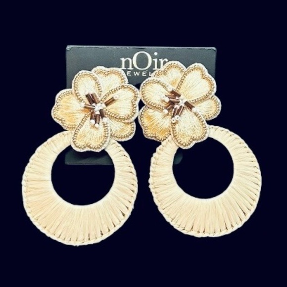 Noir Cream Flower Earrings - Picture 1 of 9